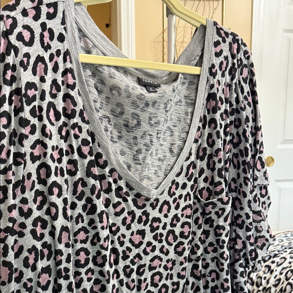 Torrid v neck short sleeve animal print. Gray and black with mauve accents.